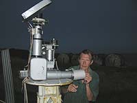 Создатель спектрографа инженер Сарест Л.А. проводит наблюдения спектра свечения  сумеречной атмосферы.